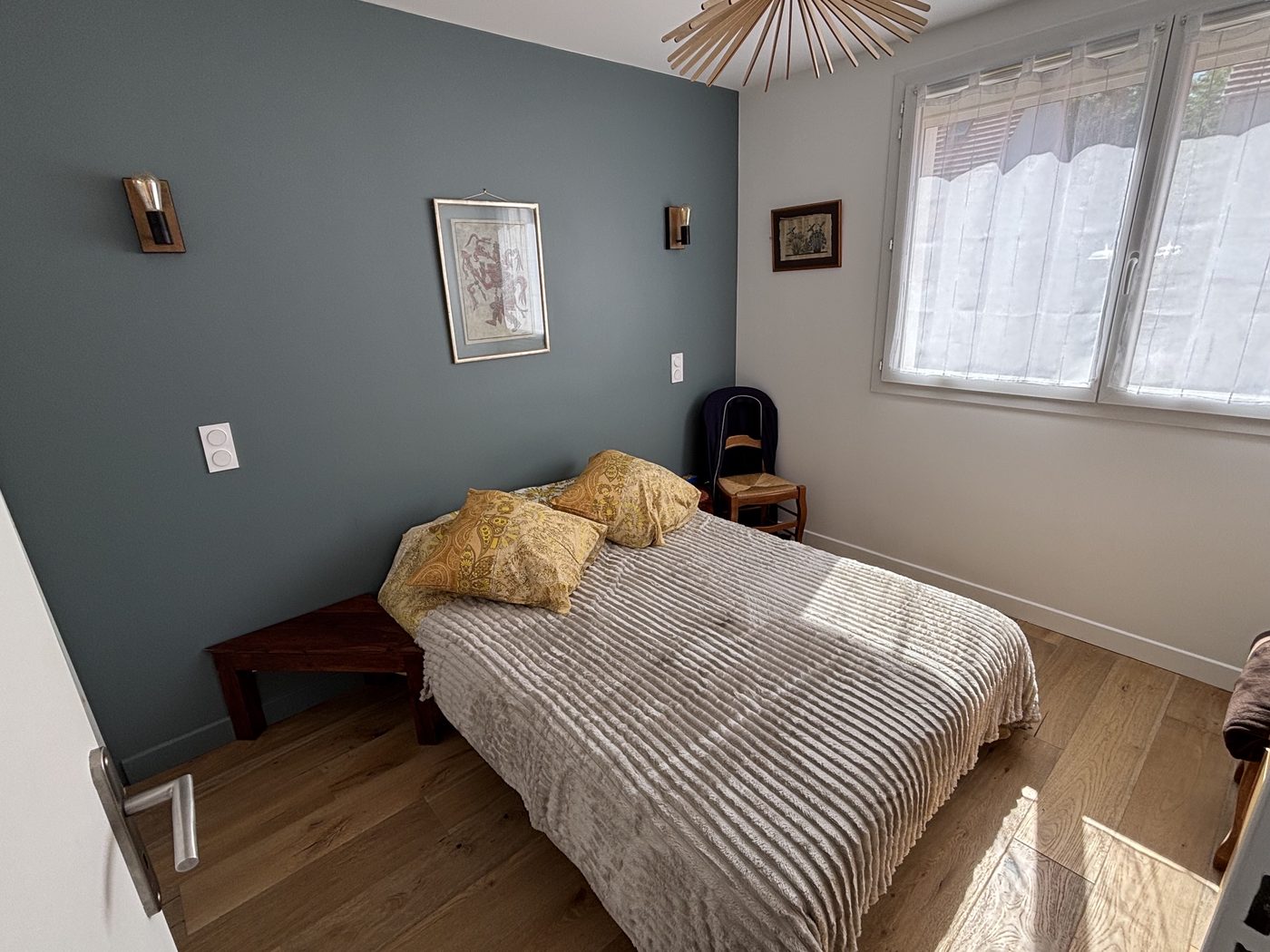 Chambre Lotissement — lit double 140×190, très lumineuse