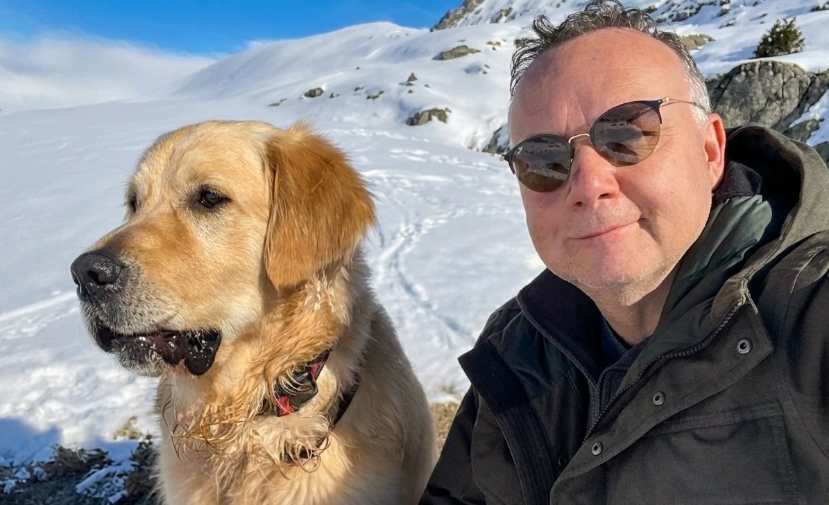 Philippe, votre hôte, en montagne avec son chien Bailey